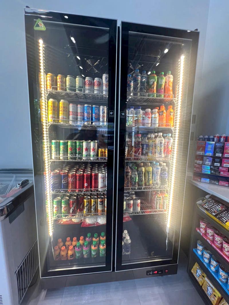 Tủ m&aacute;t trưng b&agrave;y đồ uống