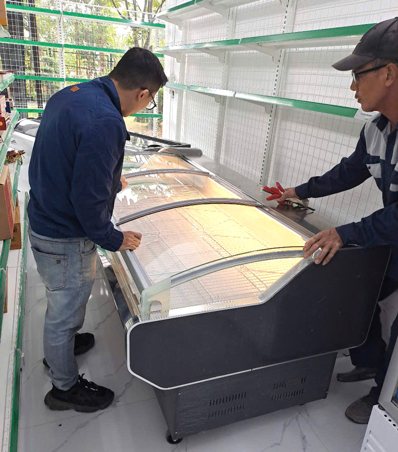 Đ&egrave;n LED ở tủ m&aacute;t trưng b&agrave;y thịt