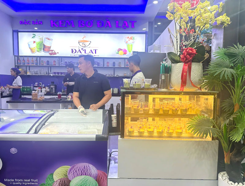 Tủ trưng bày bánh kem để bàn