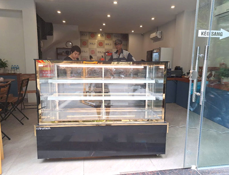 Tủ bánh kem đặt trên sàn