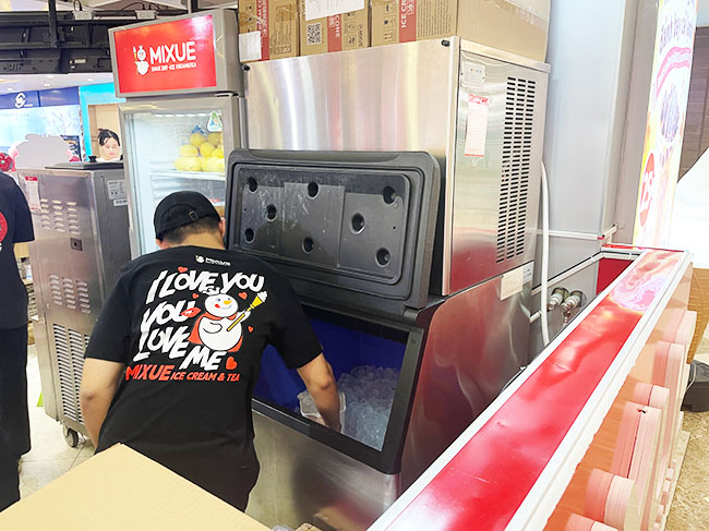 M&aacute;y l&agrave;m đ&aacute; vi&ecirc;n tại qu&aacute;n cafe