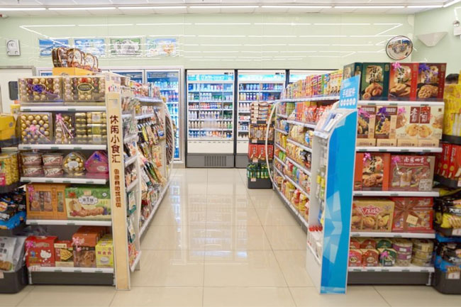 Cửa h&agrave;ng tiện lợi vắng kh&aacute;ch