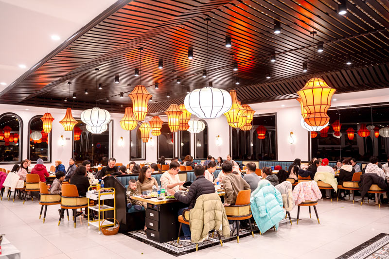 Qu&aacute;n ăn quy m&ocirc; lớn