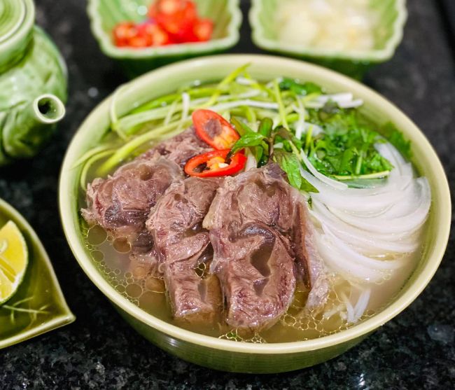 Phở b&ograve; nấu bằng nồi phở điện nhập khẩu 90L