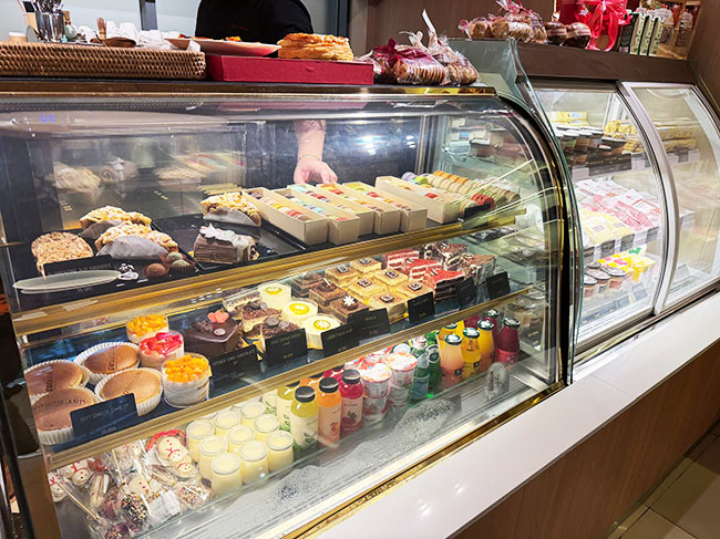 Tủ b&aacute;nh kem tại qu&aacute;n cafe