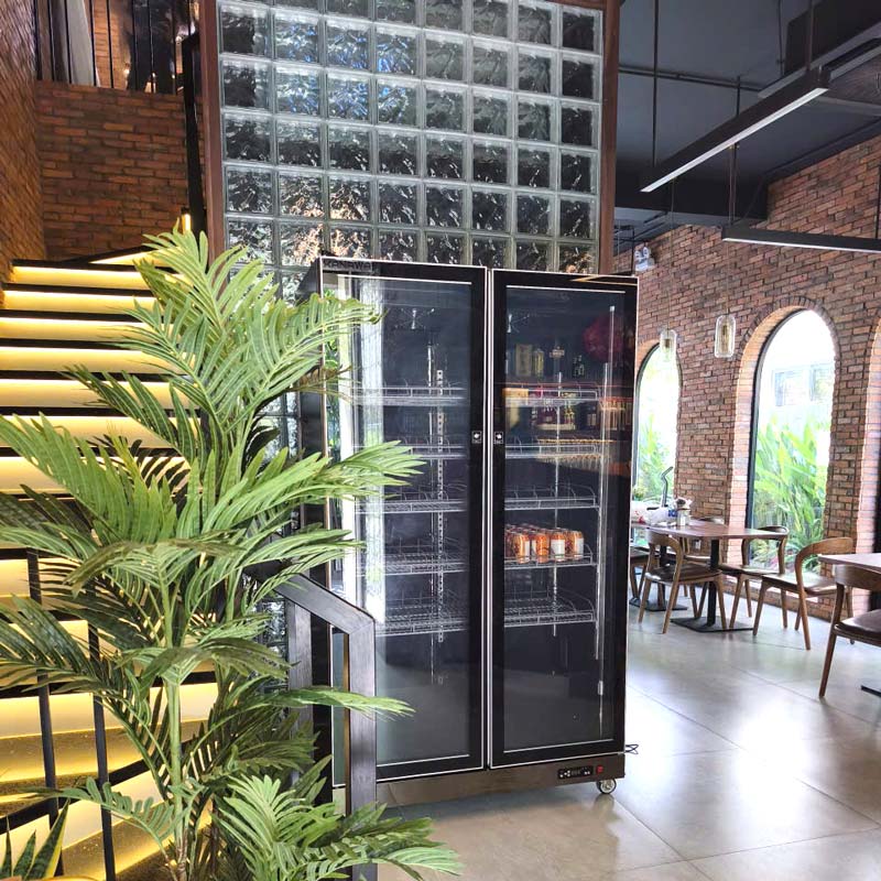 Tủ m&aacute;t trưng b&agrave;y tại qu&aacute;n cafe
