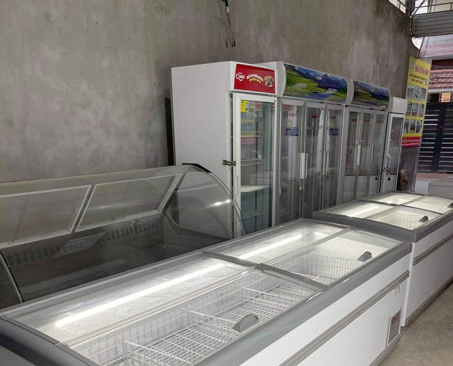 Gi&aacute; tủ m&aacute;t trưng b&agrave;y thanh l&yacute; rẻ