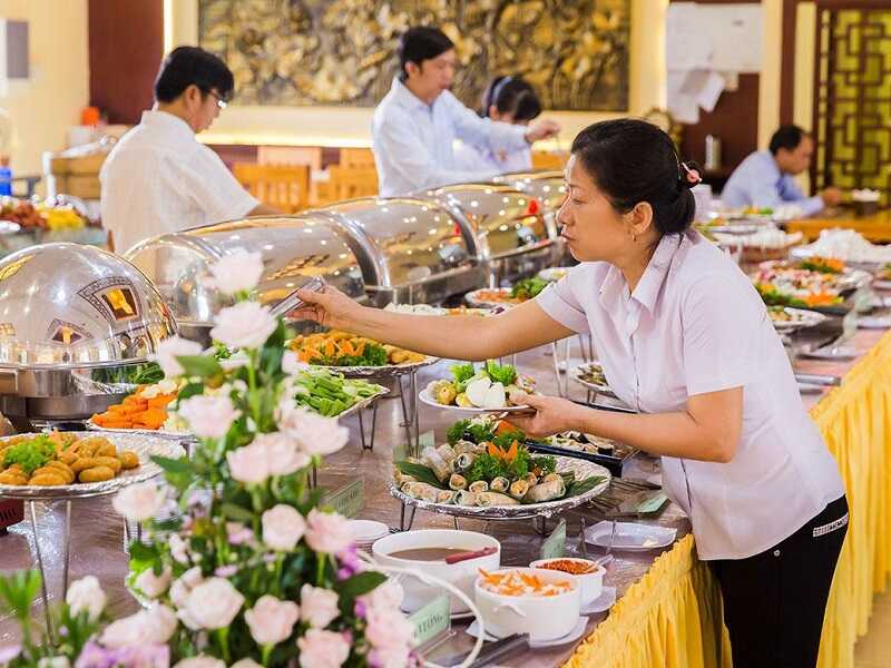 Tuyển dụng nhân sự và đào tạo ngay từ đầu
