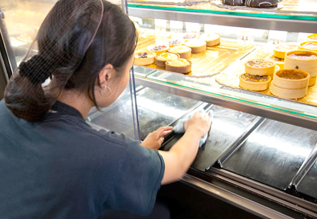 Vệ sinh b&ecirc;n trong tủ