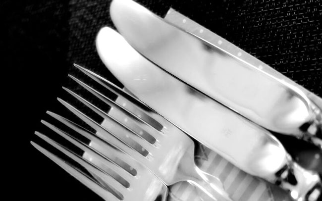 Kh&ocirc;ng d&ugrave;ng vật nhọn để vệ sinh vết b&aacute;m tr&ecirc;n tủ